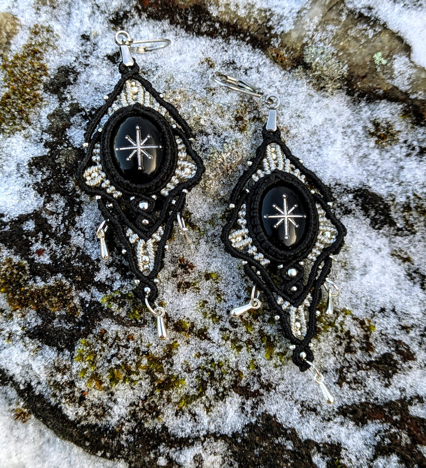 Dark Snow Flake Earrings (white)