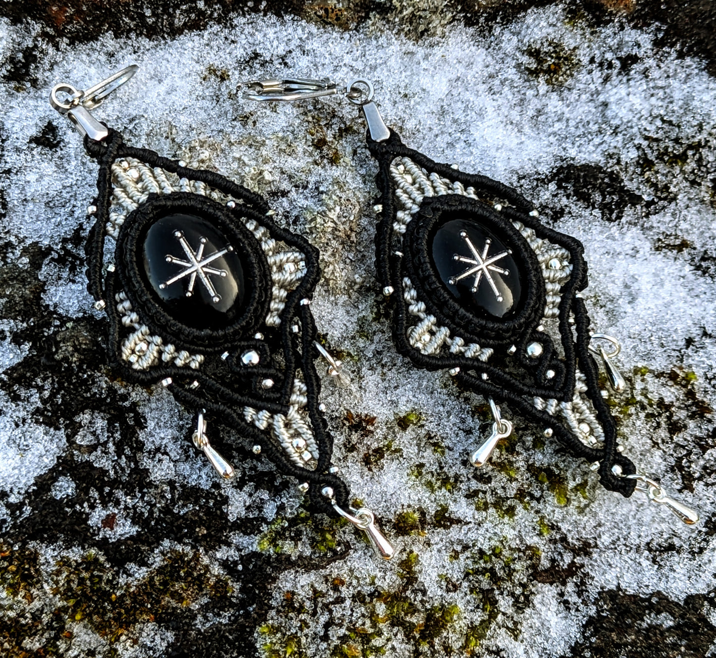 Dark Snow Flake Earrings (white)