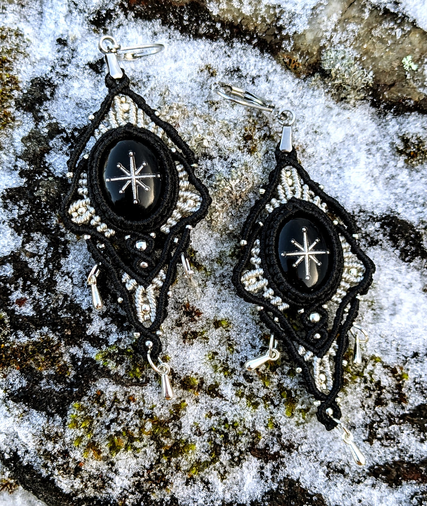 Dark Snow Flake Earrings (white)